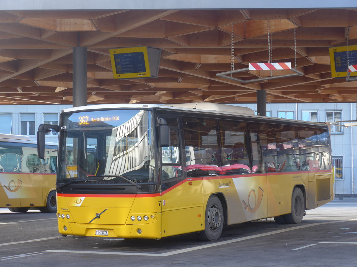 (213'366) - Lathion, Sion - Nr. 7/VS 75'178 - Volvo am 4. Januar 2020 beim Bahnhof Sion