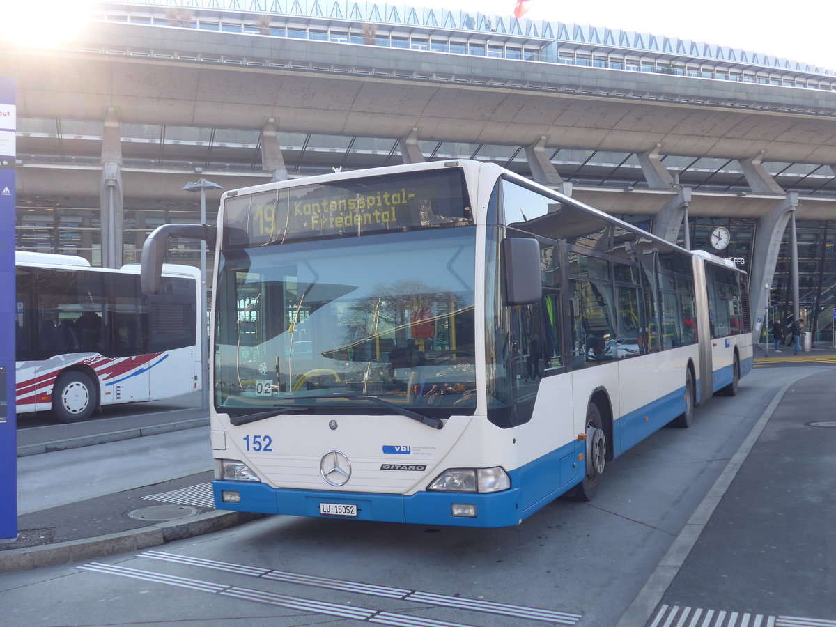 (213'776) - VBL Luzern - Nr. 152/LU 15'052 - Mercedes am 12. Januar 2020 beim Bahnhof Luzern