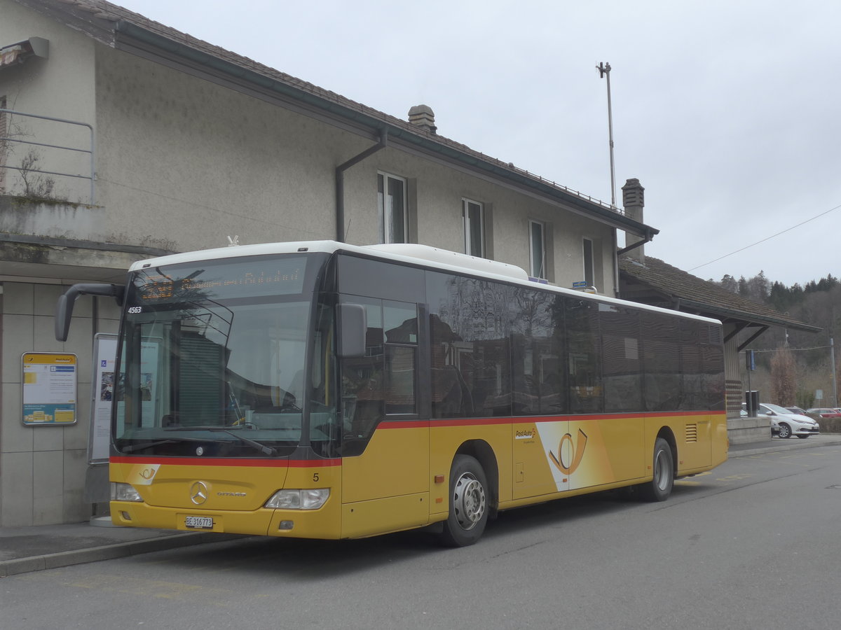 (215'045) - PostAuto Bern - Nr. 5/BE 316'773 - Mercedes (ex Klopfstein, Laupen Nr. 5) am 2. Mrz 2020 beim Bahnhof Laupen