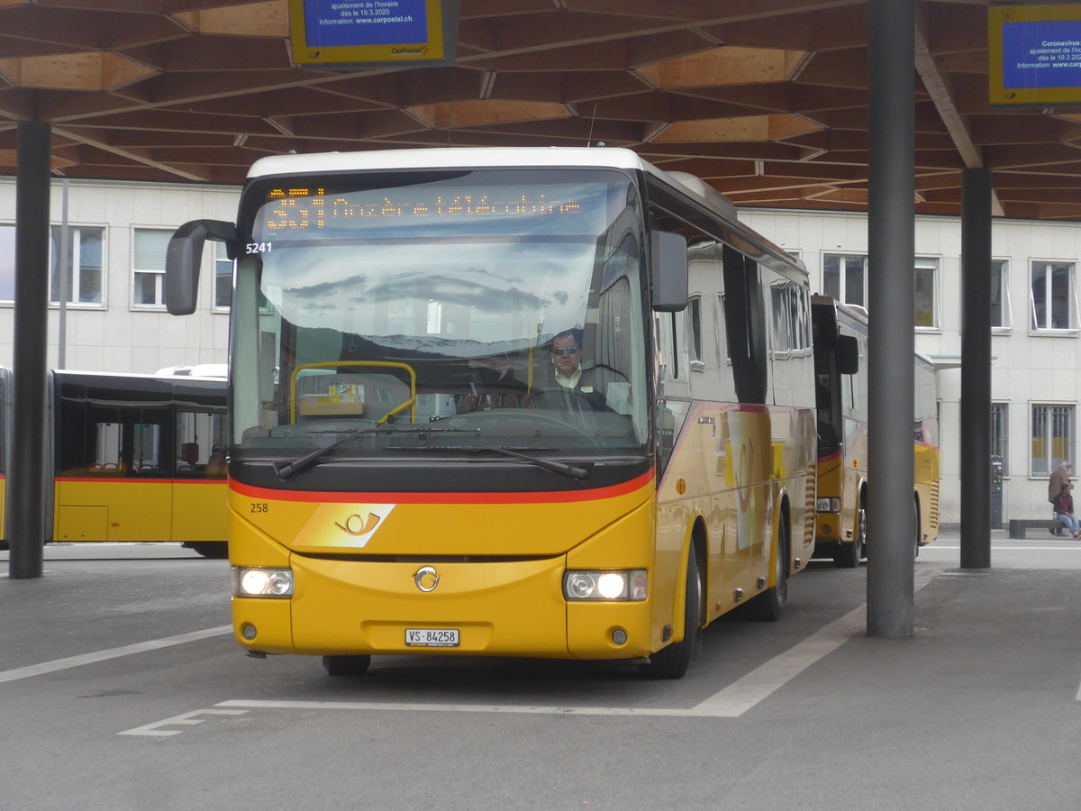(215'328) - Buchard, Leytron - Nr. 258/VS 84'258 - Irisbus am 20. Mrz 2020 beim Bahnhof Sion