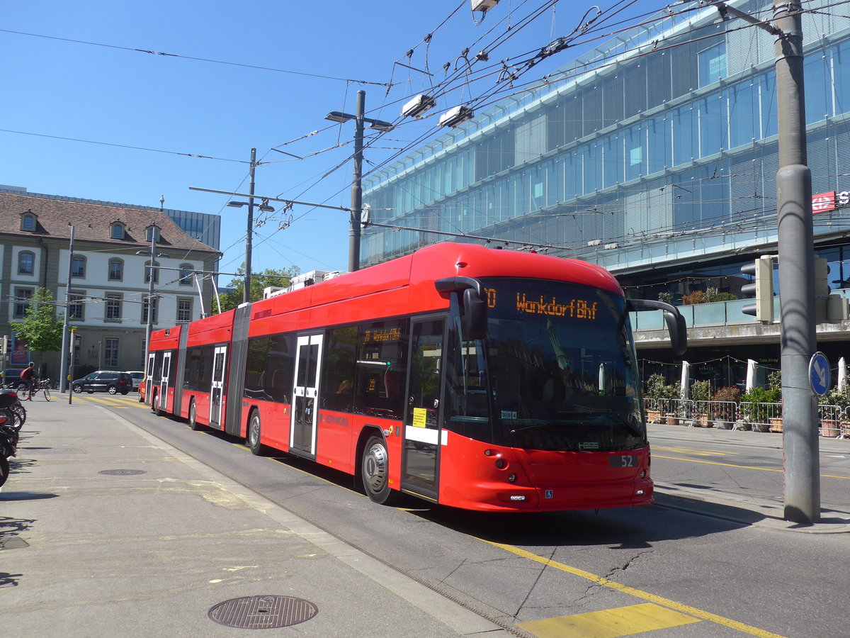 (216'370) - Bernmobil, Bern - Nr. 52 - Hess/Hess Doppelgelenktrolleybus am 22. April 2020 beim Bahnhof Bern