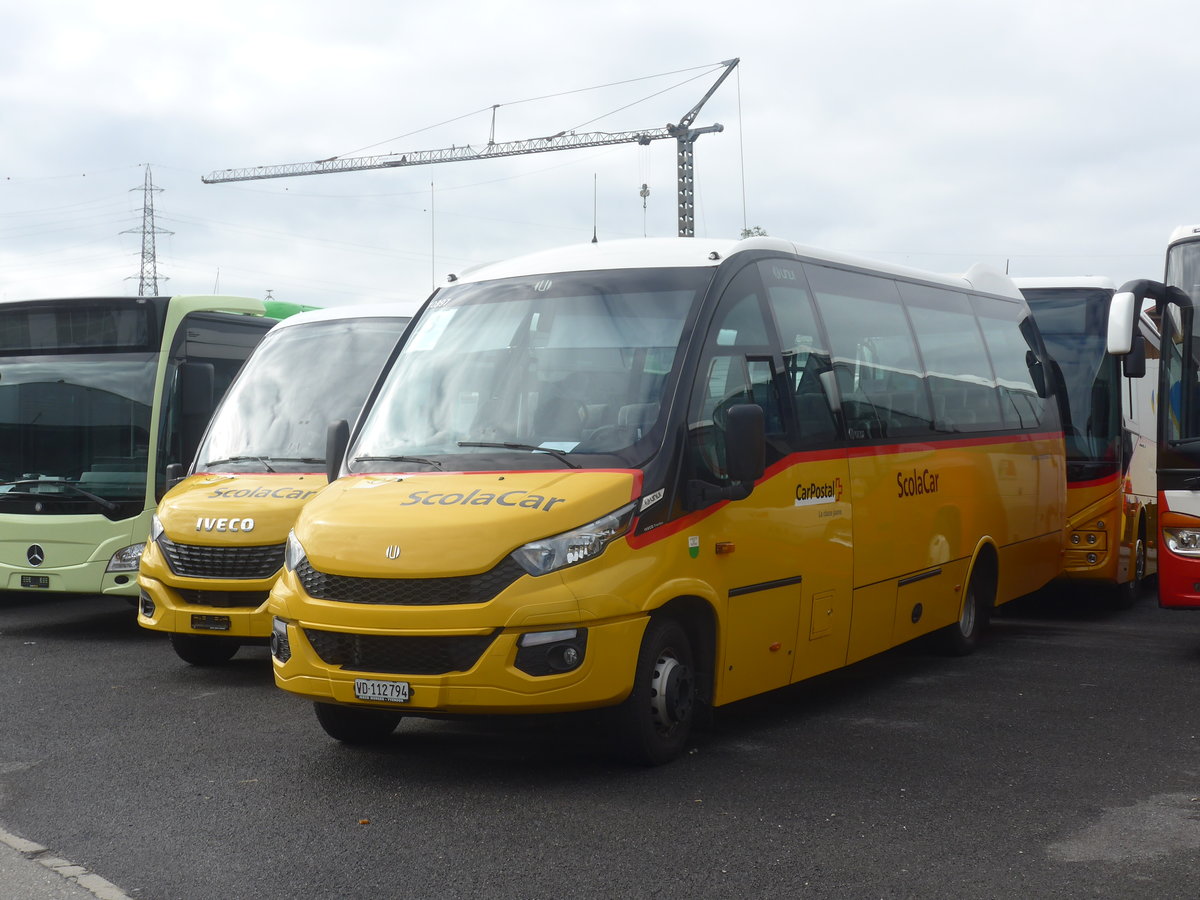 (216'764) - CarPostal Ouest - VD 112'794 - Iveco/UNVI am 3. Mai 2020 in Kerzers, Interbus