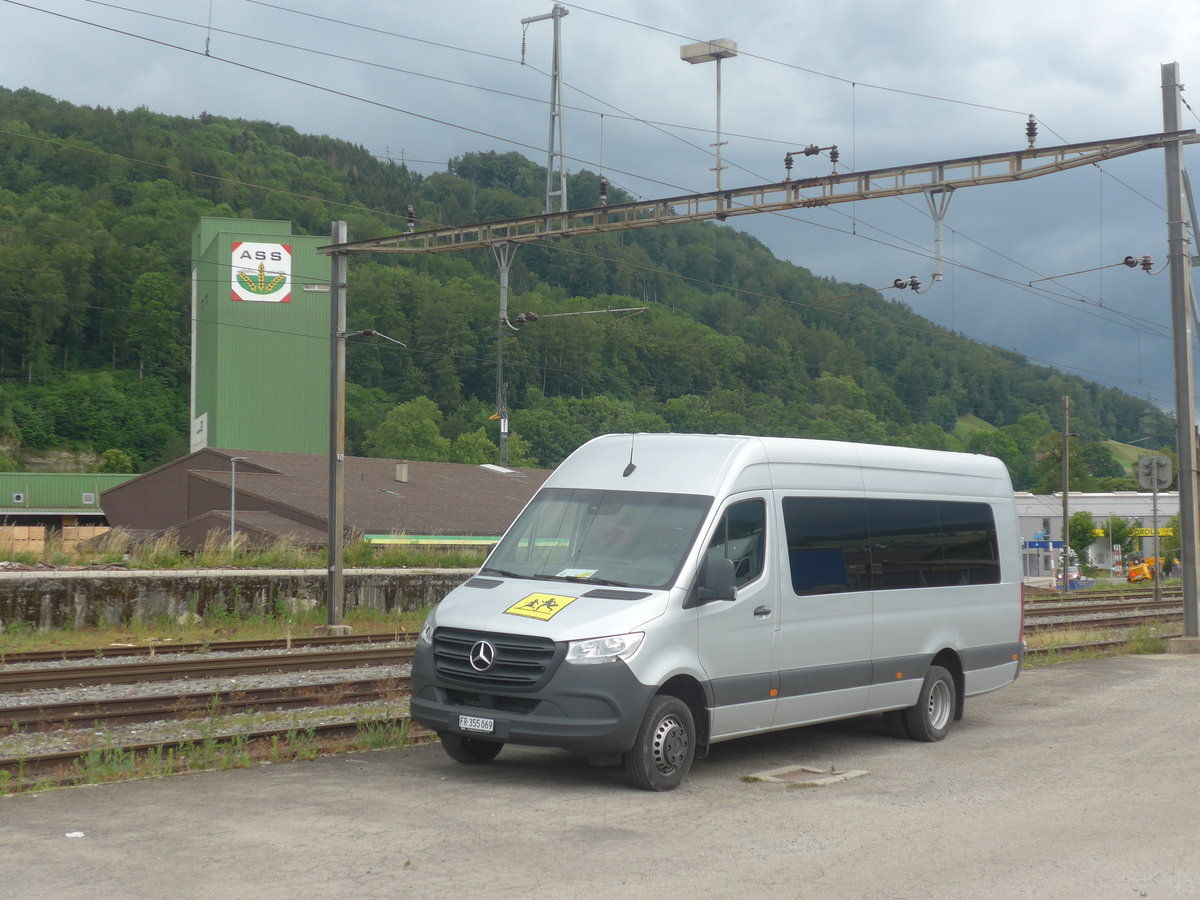 (217'879) - Taxi Romomtois, Romont - FR 355'069 - Mercedes am 13. Juni 2020 beim Bahnhof Moudon