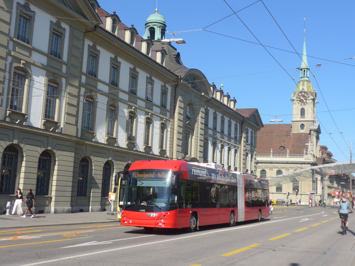 (219'614) - Bernmobil, Bern - Nr. 23 - Hess/Hess Gelenktrolleybus am 9. August 2020 beim Bahnhof Bern