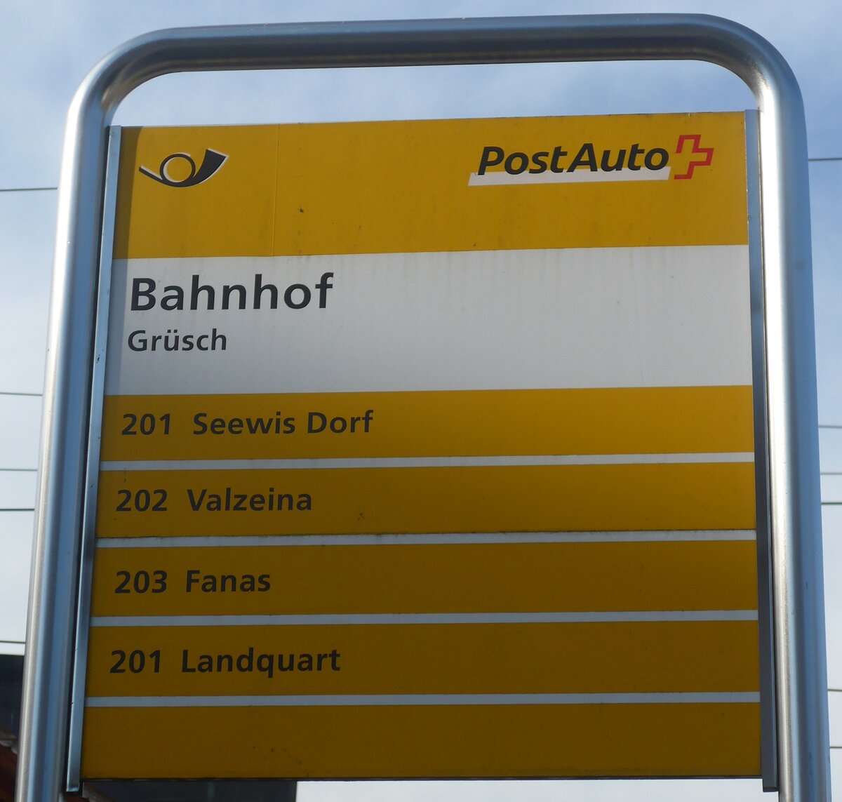 (219'671) - PostAuto-Haltestellenschild - Grsch, Bahnhof - am 16. August 2020