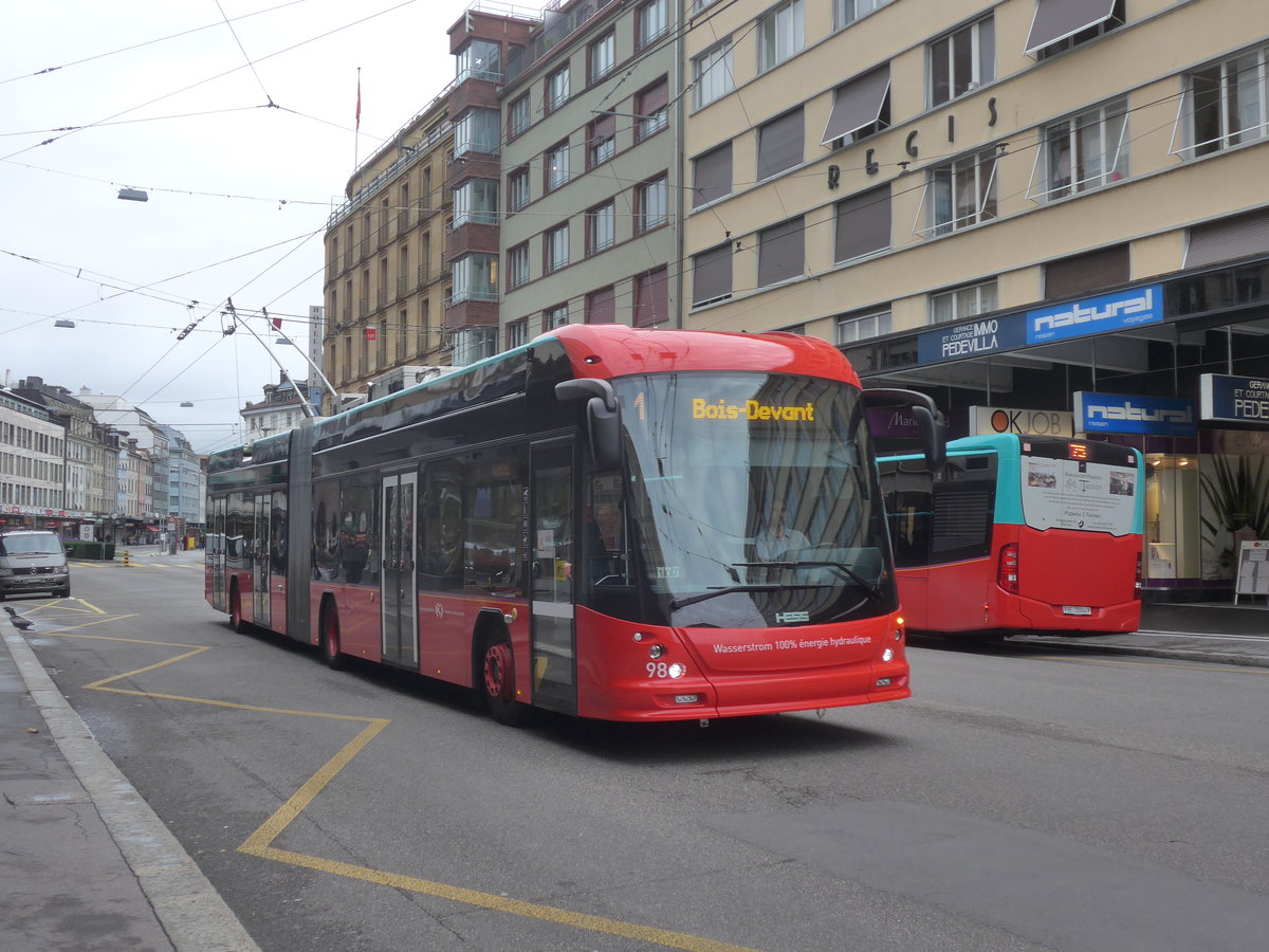 (220'348) - VB Biel - Nr. 98 - Hess/Hess Gelenktrolleybus am 31. August 2020 beim Bahnhof Biel