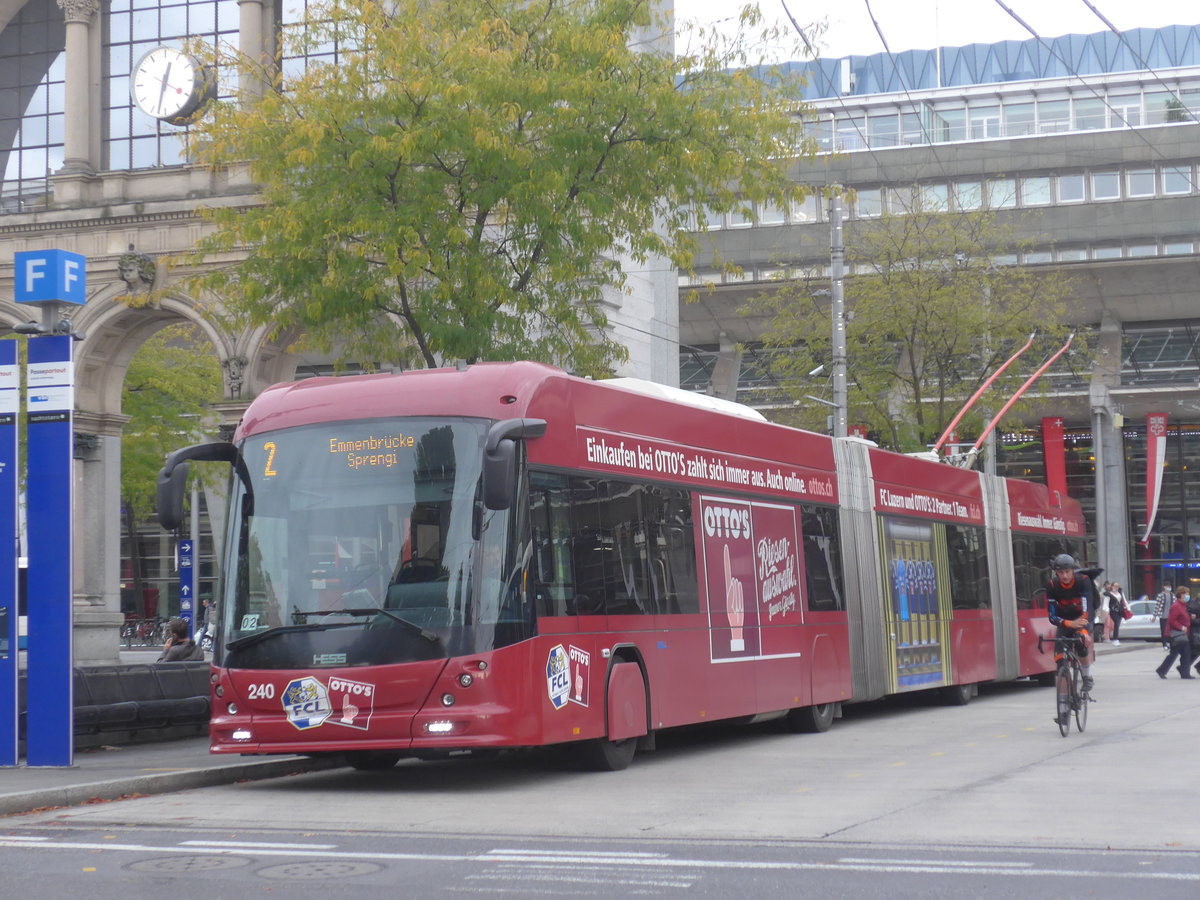 (221'393) - VBL Luzern - Nr. 240 - Hess/Hess Doppelgelenktrolleybus am 25. September 2020 beim Bahnhof Luzern
