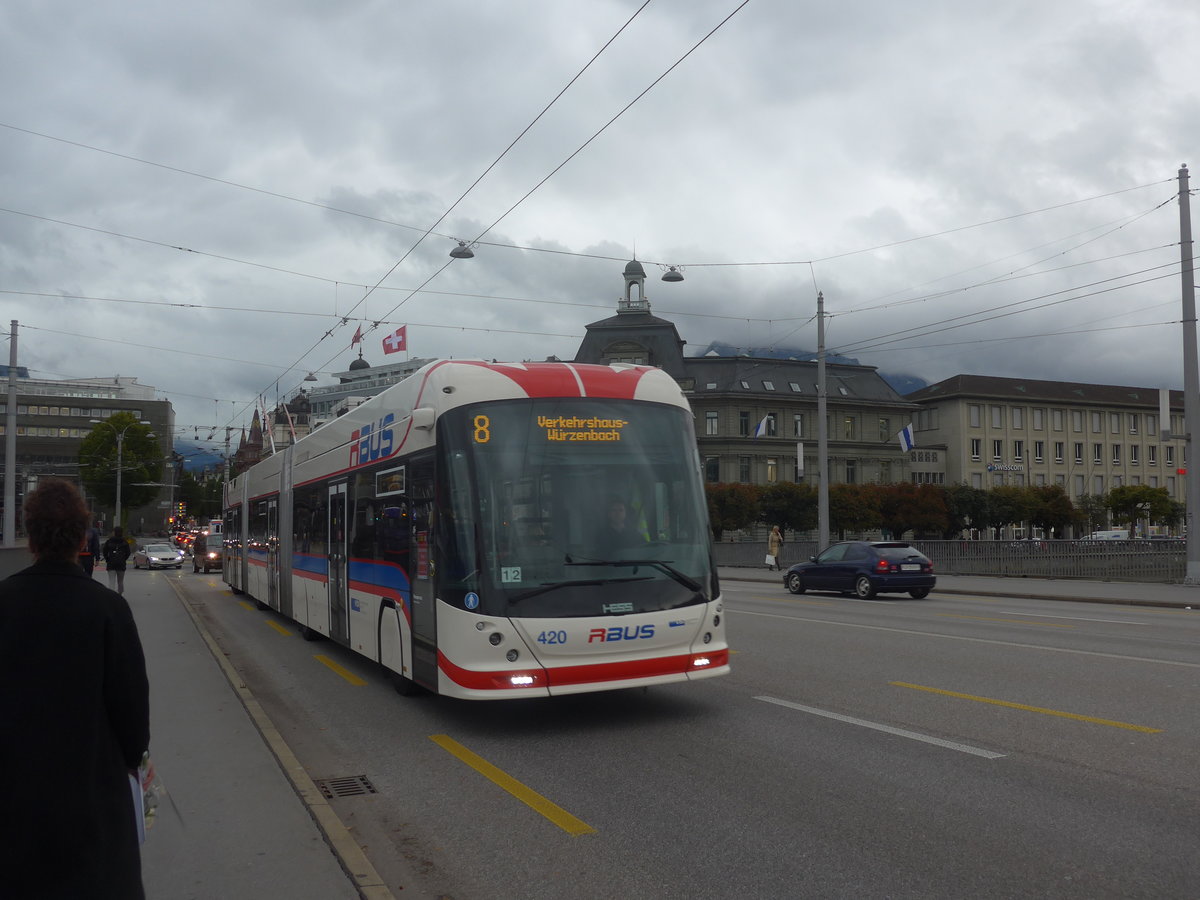 (221'402) - VBL Luzern - Nr. 420 - Hess/Hess Doppelgelenktrolleybus am 25. September 2020 in Luzern, Bahnhofbrcke
