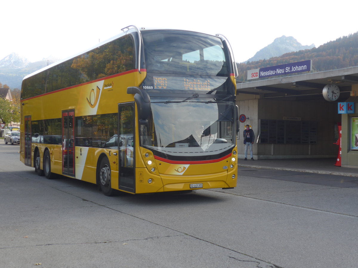 (222'453) - PostAuto Ostschweiz - SG 445'305 - Alexander Dennis (ex AR 45'267) am 22. Oktober 2020 beim Bahnhof Nesslau-Neu St. Johann