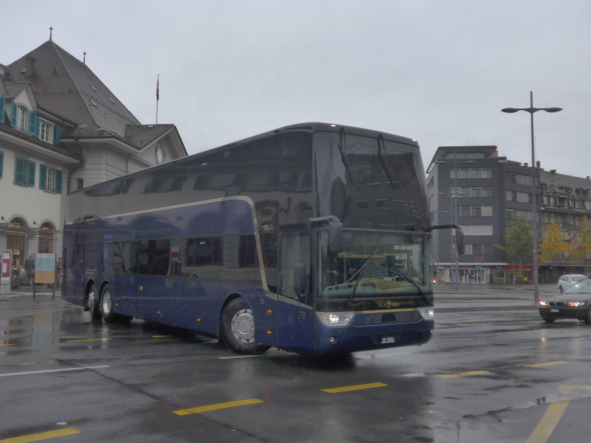 (222'719) - Schweizer Armee - M+5585 - Van Hool am 26. Oktober 2020 beim Bahnhof Thun