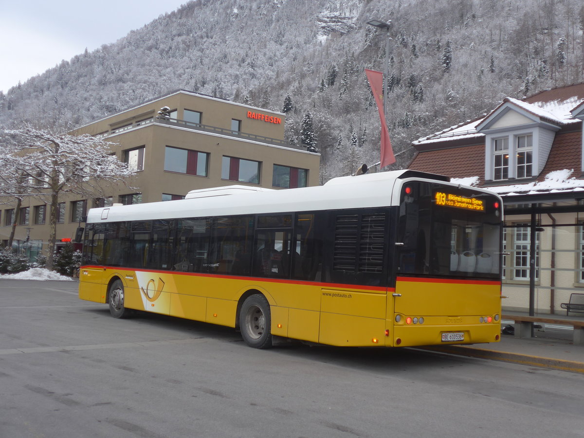 (223'166) - PostAuto Bern - BE 610'536 - Solaris am 27. Dezember 2020 beim Bahnhof Interlaken Ost