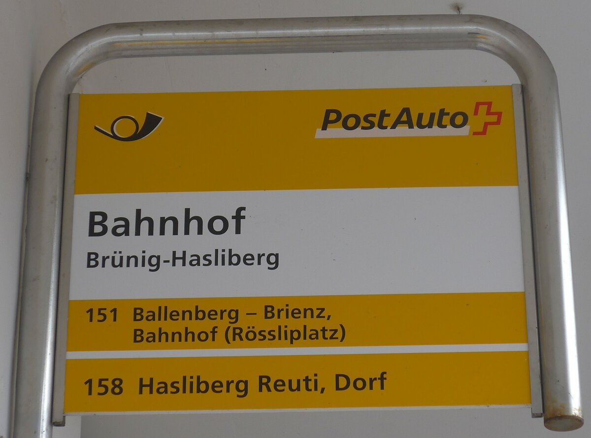 (224'100) - PostAuto-Haltestellenschild - Brnig-Hasliberg, Bahnhof - am 13. Mrz 2021