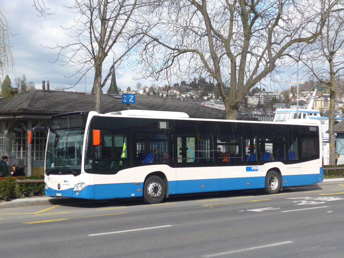 (224'450) - VBL Luzern - Nr. 85/LU 240'207 - Mercedes am 27. Mrz 2021 beim Bahnhof Luzern