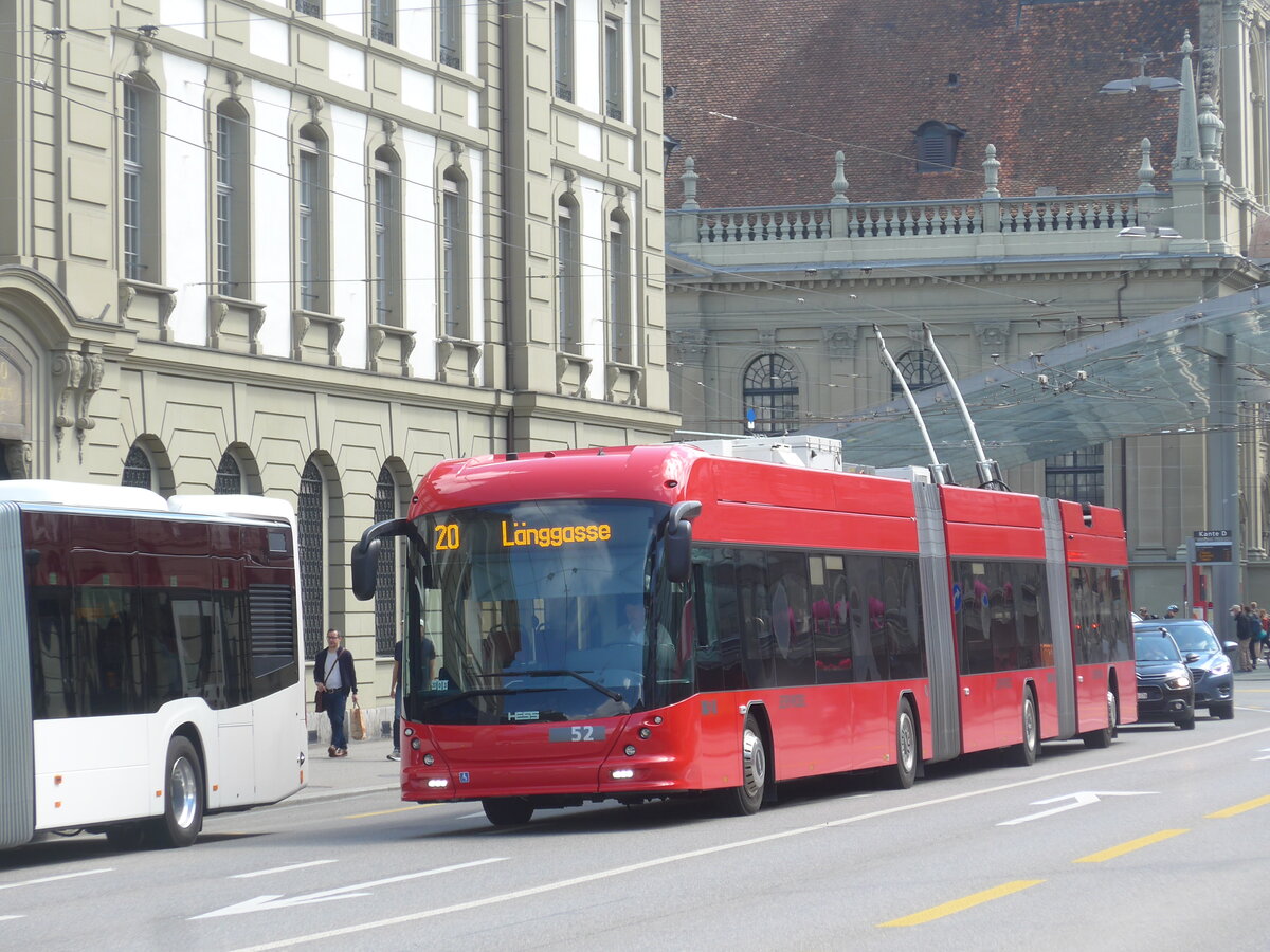 (226'374) - Bernmobil, Bern - Nr. 52 - Hess/Hess Doppelgelenktrolleybus am 11. Juli 2021 beim Bahnhof Bern
