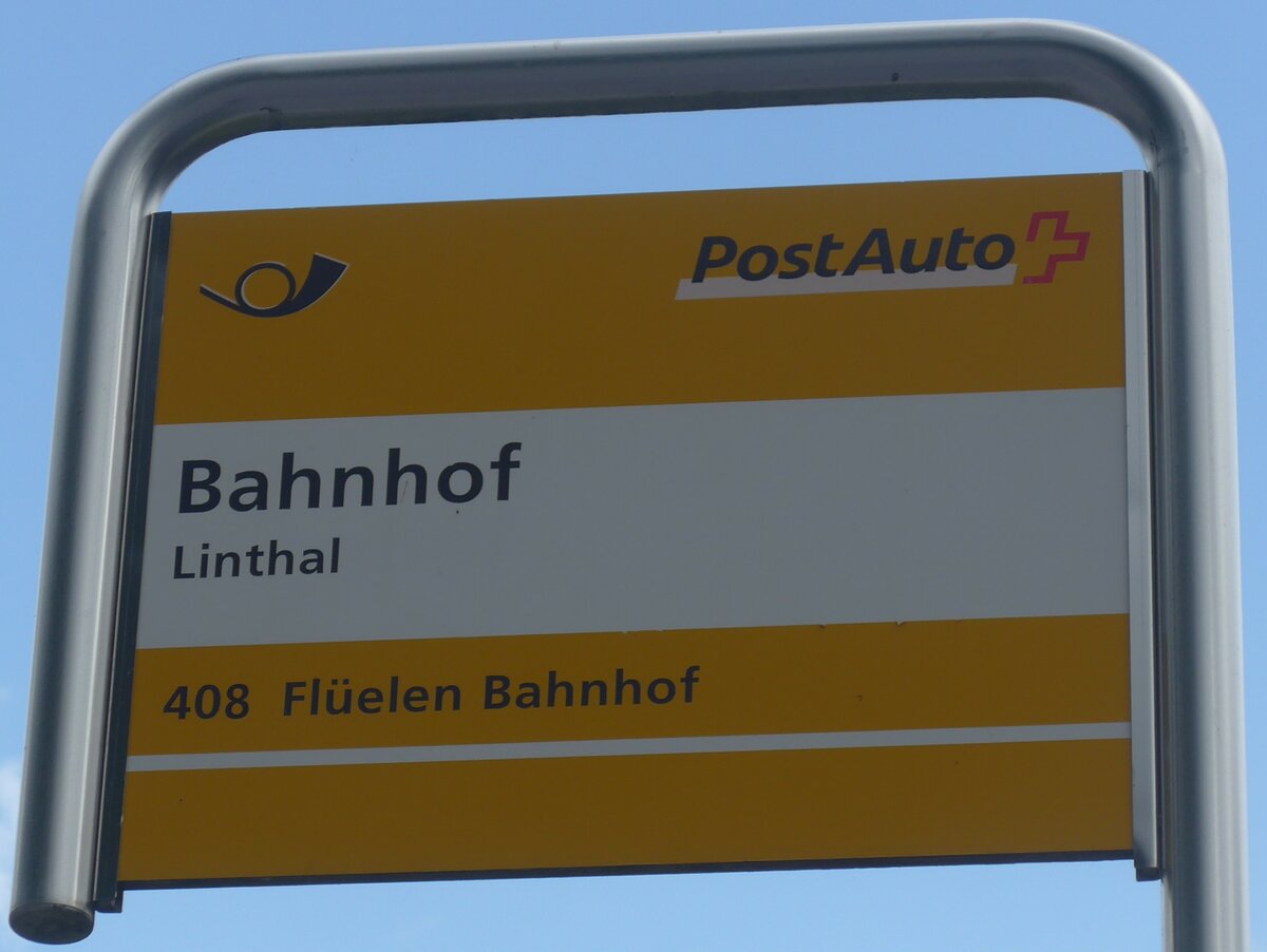 (226'787) - PostAuto-Haltestellenschild - Linthal, Bahnhof - am 25. Juli 2021