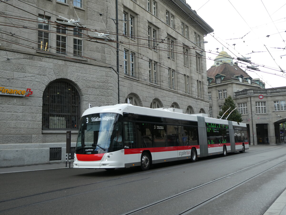 (229'017) - St. Gallerbus, St. Gallen - Nr. 137 - Hess/Hess Doppelgelenktrolleybus am 13. Oktober 2021 beim Bahnhof St. Gallen