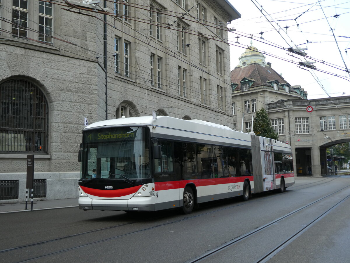 (229'029) - St. Gallerbus, St. Gallen - Nr. 182 - Hess/Hess Gelenktrolleybus am 13. Oktober 2021 beim Bahnhof St. Gallen