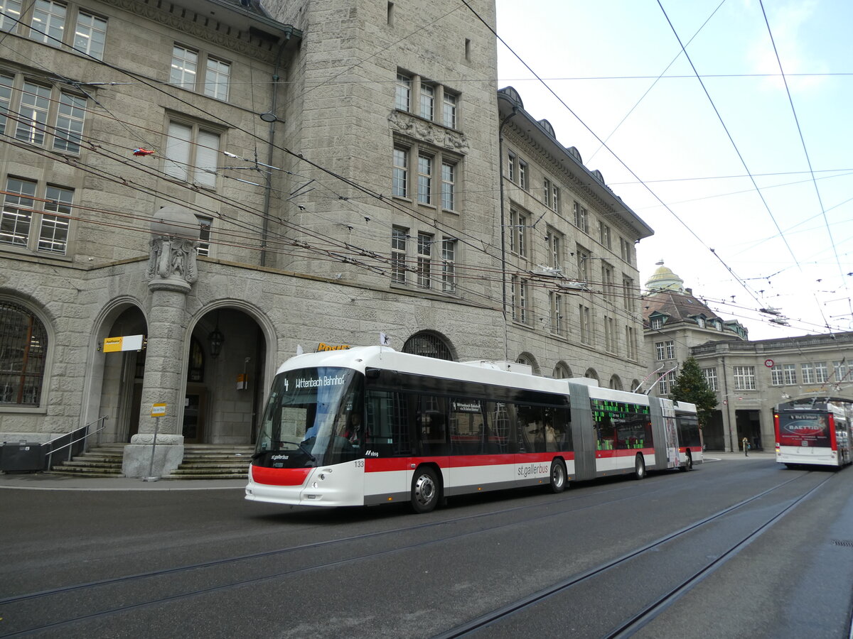 (229'050) - St. Gallerbus, St. Gallen - Nr. 133 - Hess/Hess Doppelgelenktrolleybus am 13. Oktober 2021 beim Bahnhof St. Gallen