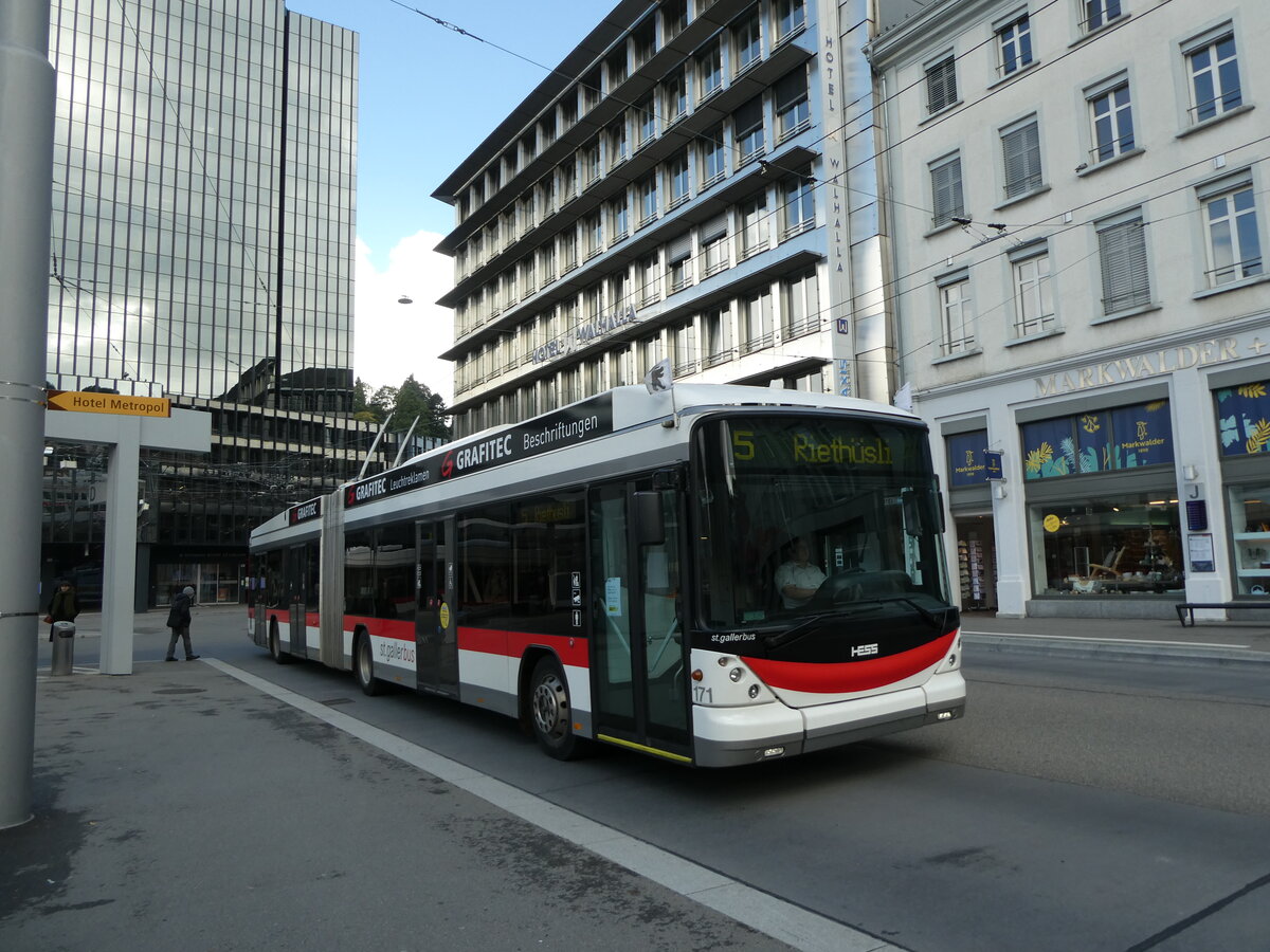 (229'088) - St. Gallerbus, St. Gallen - Nr. 171 - Hess/Hess Gelenktrolleybus am 13. Oktober 2021 beim Bahnhof St. Gallen