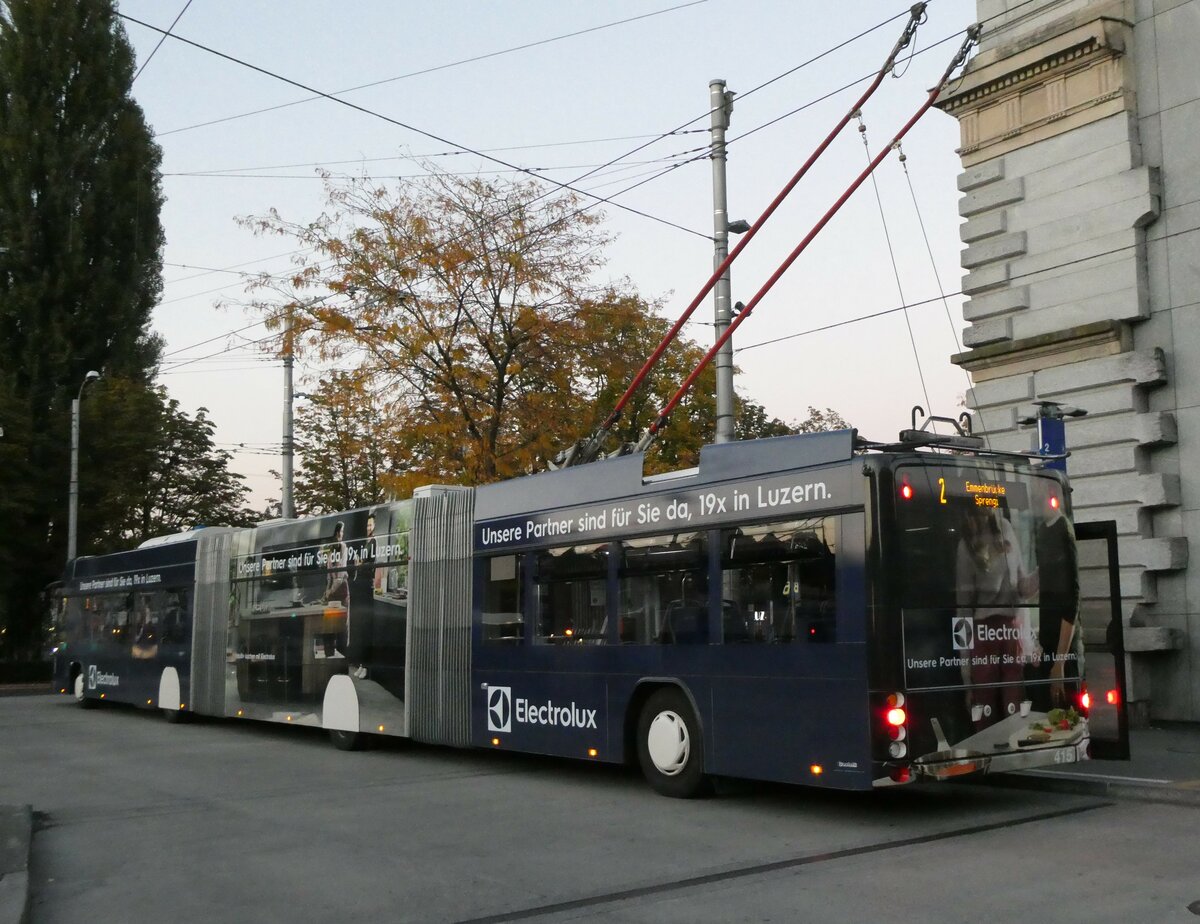 (229'219) - VBL Luzern - Nr. 415 - Hess/Hess Doppelgelenktrolleybus am 14. Oktober 2021 beim Bahnhof Luzern
