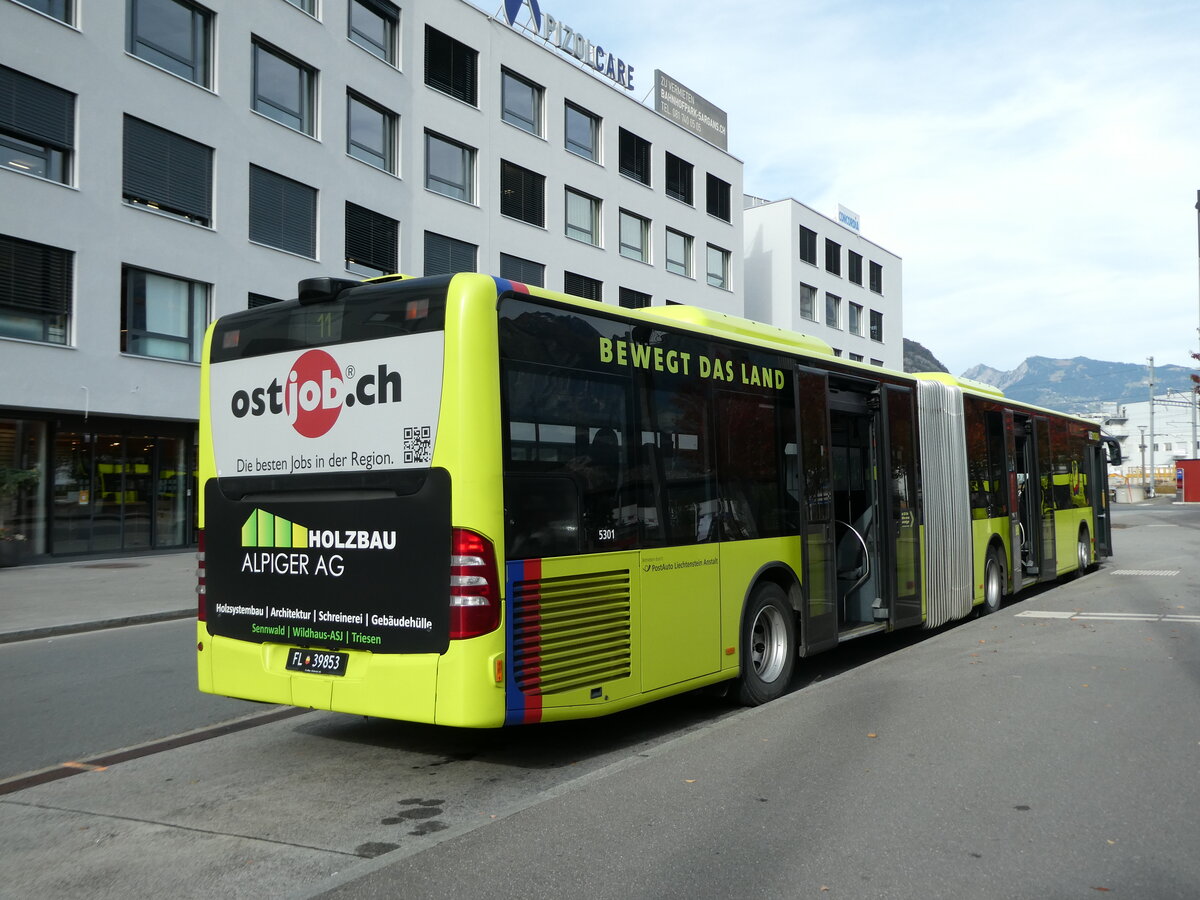 (229'540) - Aus Liechtenstein: PLA Vaduz - Nr. 53/FL 39'853 - Mercedes am 20. Oktober 2021 beim Bahnhof Sargans