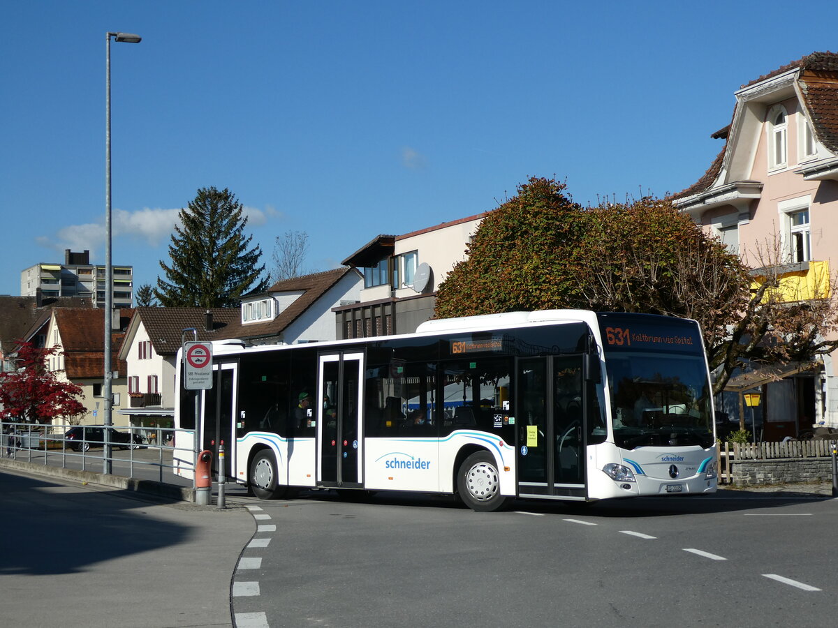 (229'758) - Schneider, Ermenswil - Nr. 9/SG 31'895 - Mercedes am 23. Oktober 2021 beim Bahnhof Uznach