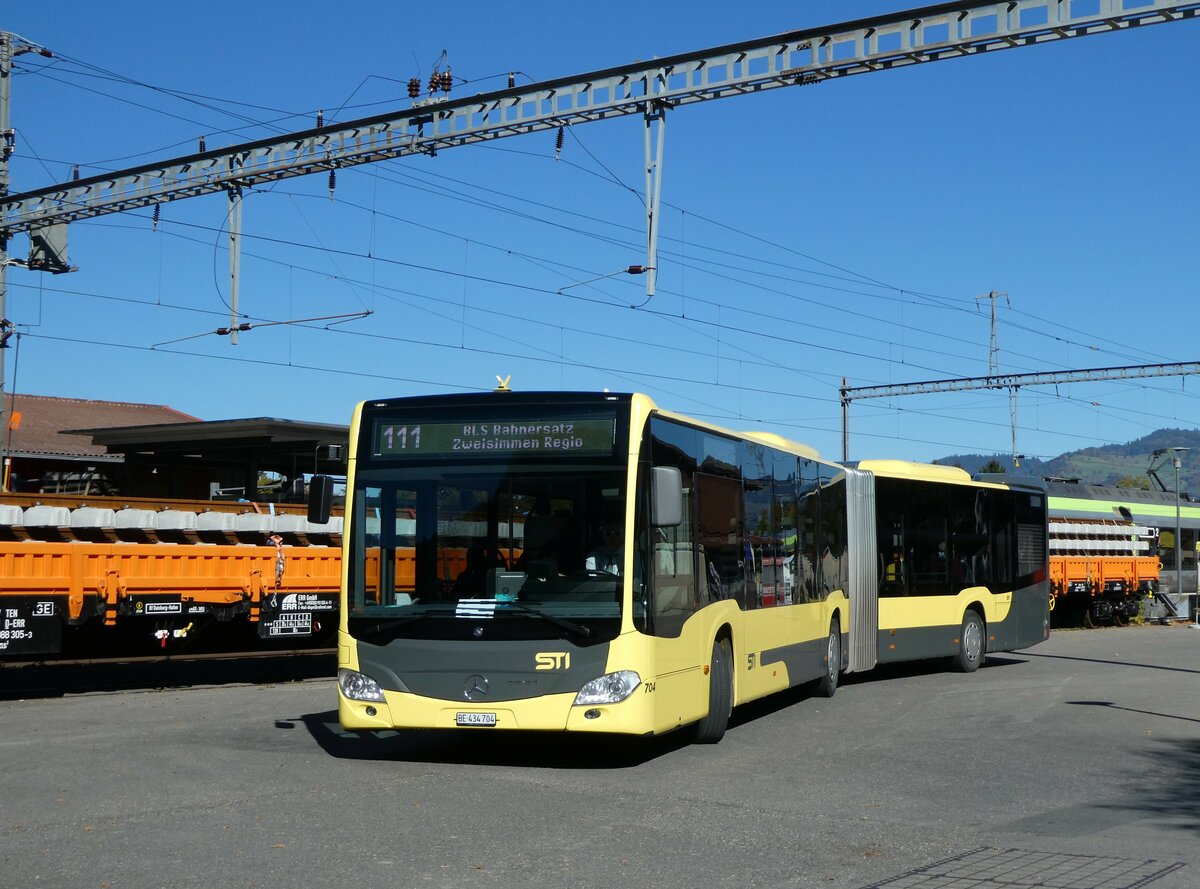 (229'847) - STI Thun - Nr. 704/BE 434'704 - Mercedes am 24. Oktober 2021 beim Bahnhof Wimmis