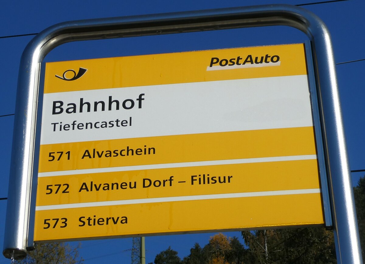 (230'006) - PostAuto-Haltestellenschild - Tiefencastel, Bahnhof - am 6. November 2021