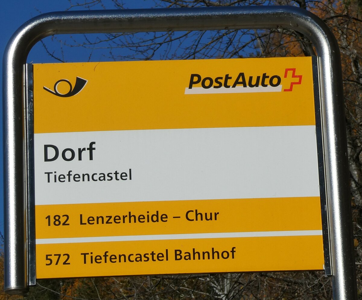 (230'020) - PostAuto-Haltestellenschild - Tiefencastel, Dorf - am 6. November 2021