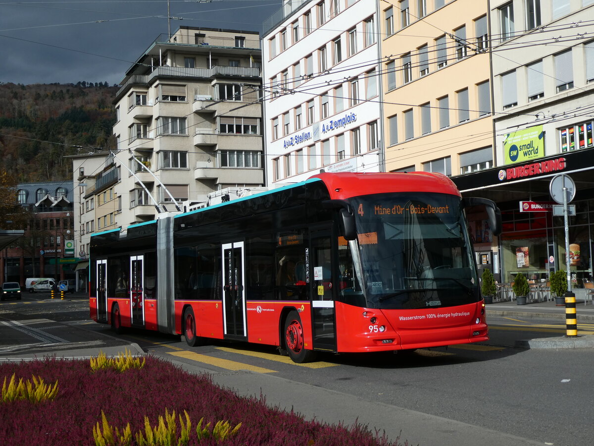 (230'119) - VB Biel - Nr. 95 - Hess/Hess Gelenktrolleybus am 8. November 2021 beim Bahnhof Biel