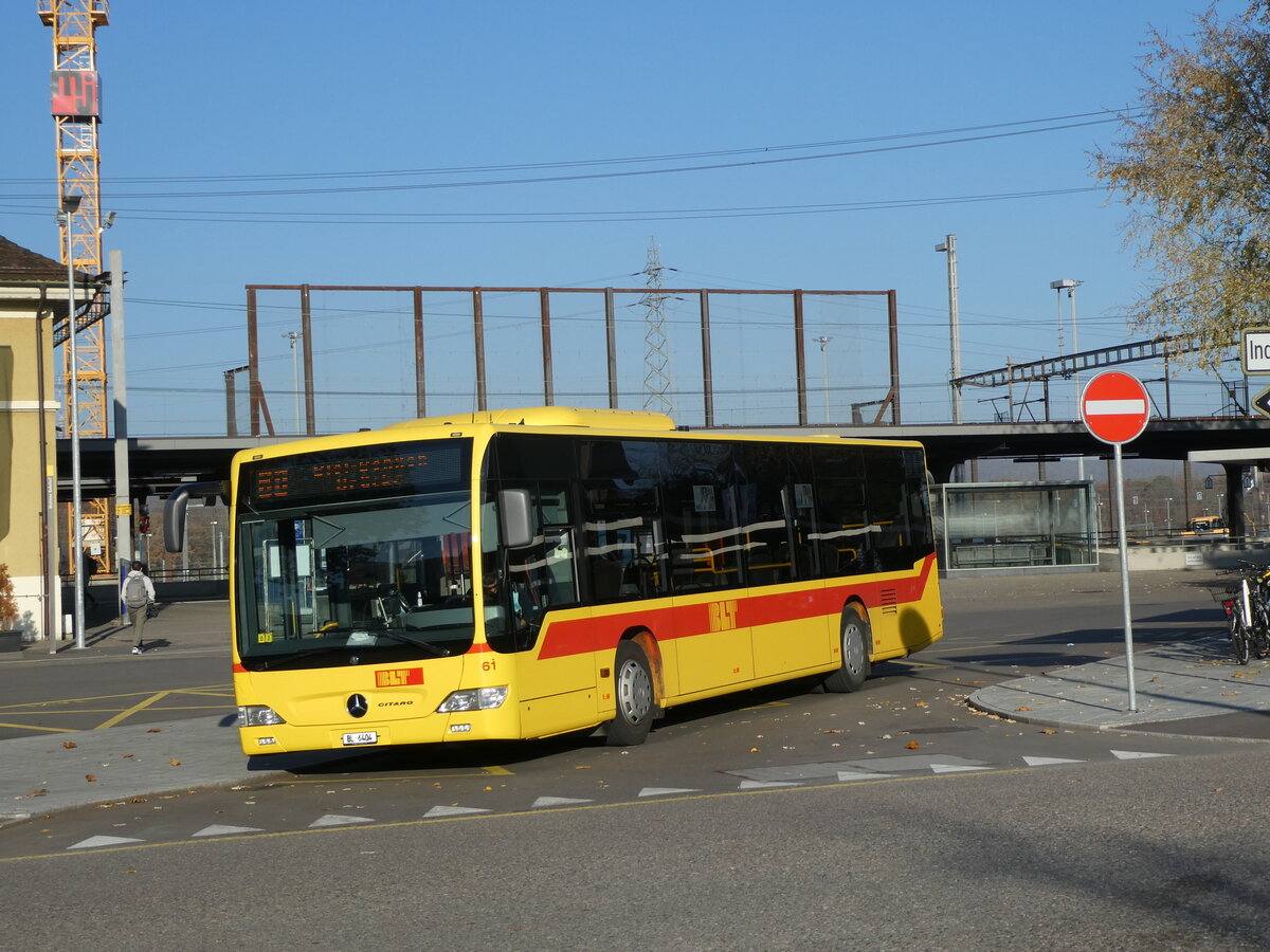 (230'269) - BLT Oberwil - Nr. 61/BL 6404 - Mercedes am 9. November 2021 beim Bahnhof Muttenz