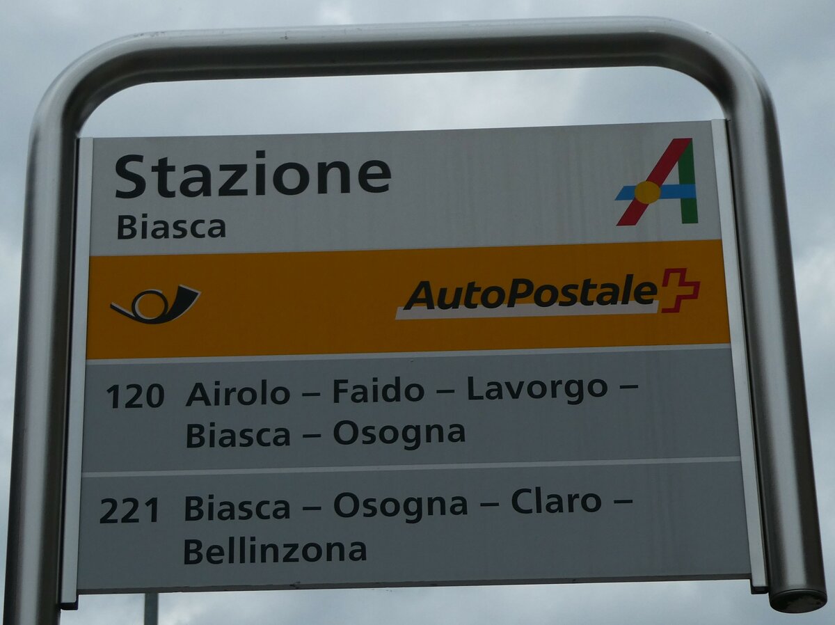 (230'451) - PostAuto-Haltestellenschild - Biasca, Stazione - am 10. November 2021