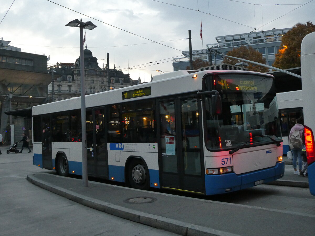 (230'456) - VBL Luzern - Nr. 571/LU 15'714 - Scania/Hess am 10. November 2021 beim Bahnhof Luzern