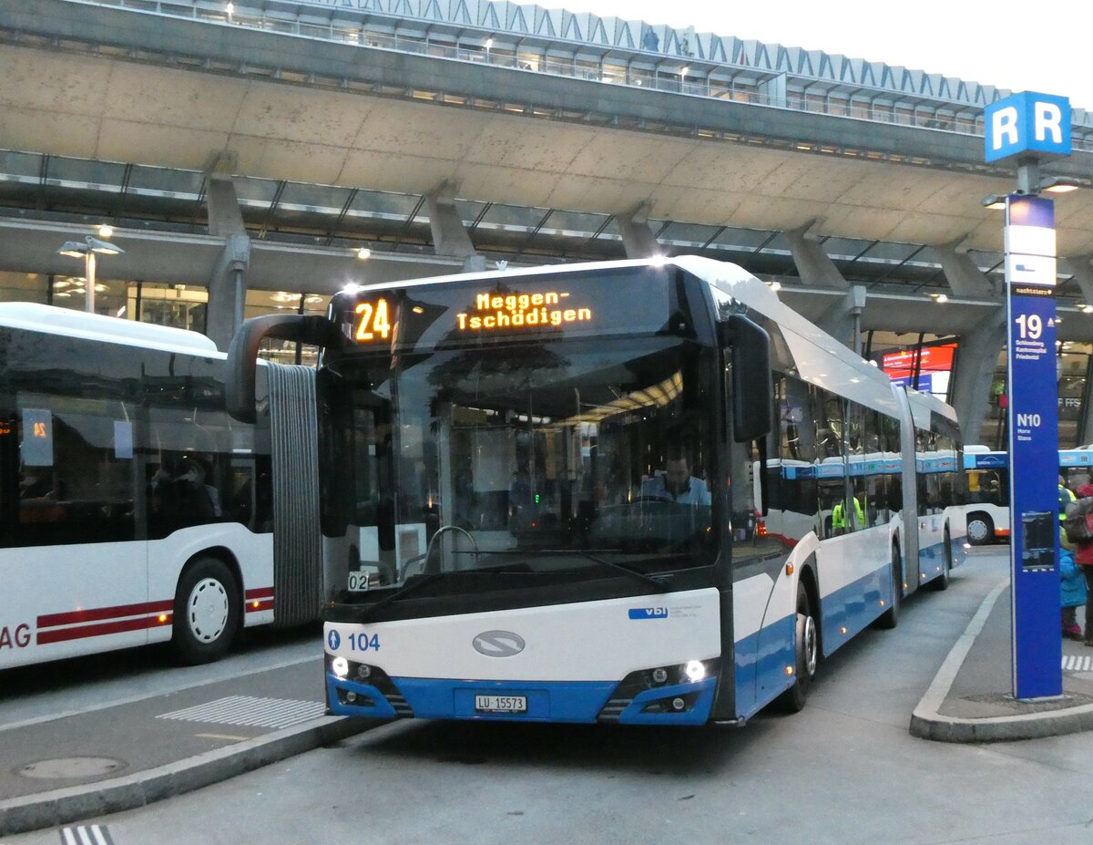 (230'463) - VBL Luzern - Nr. 104/LU 15'573 - Solaris am 10. November 2021 beim Bahnhof Luzern