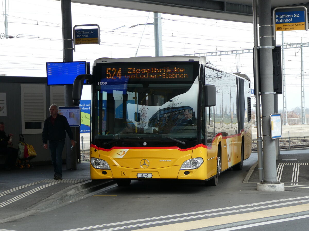 (230'864) - Niederer, Filzbach - Nr. 3/GL 61 - Mercedes am 21. November 2021 beim Bahnhof Pfffikon