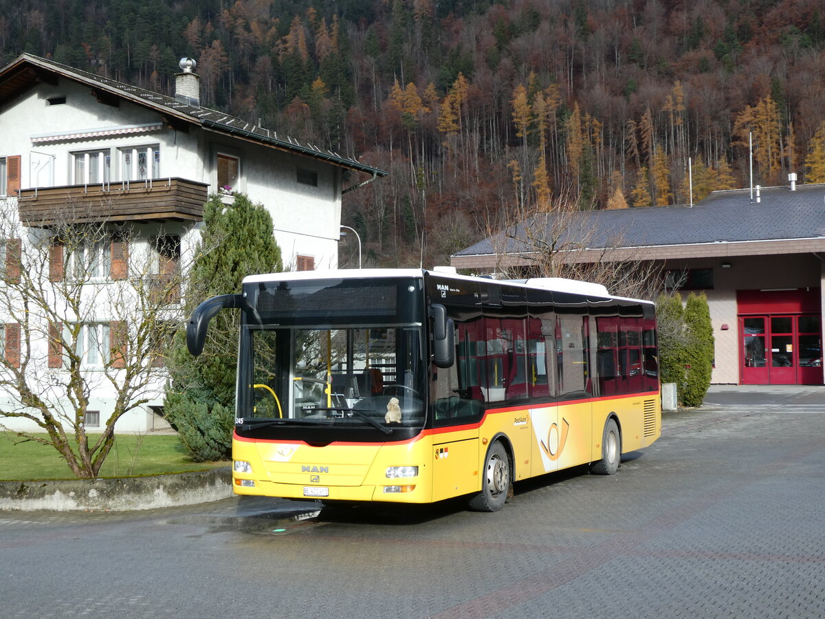 (230'933) - PostAuto Bern - BE 422'461 - MAN/Gppel (ex AVG Meiringen Nr. 61) am 27. November 2021 in Meiringen, Feuerwehrmagazin