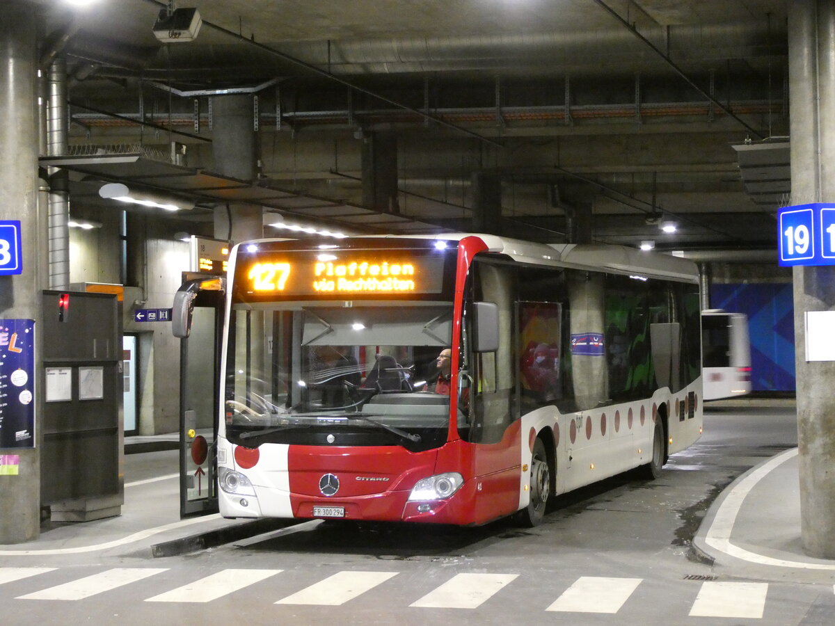 (231'238) - TPF Fribourg - Nr. 41/FR 300'294 - Mercedes am 14. Dezember 2021 in Fribourg, Busbahnhof
