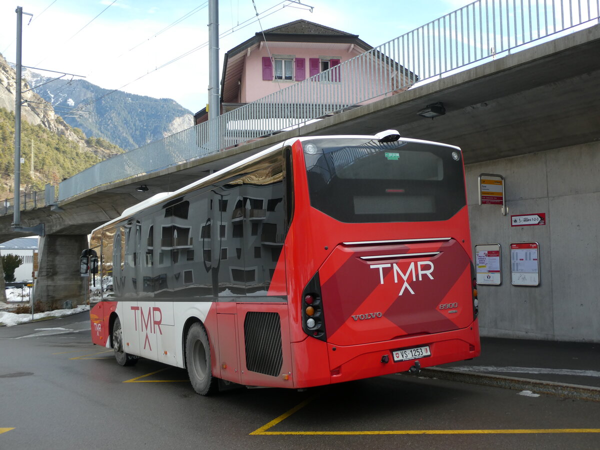 (231'713) - TMR Martigny - Nr. 164/VS 1253 - Volvo am 2. Januar 2022 beim Bahnhof Sembrancher