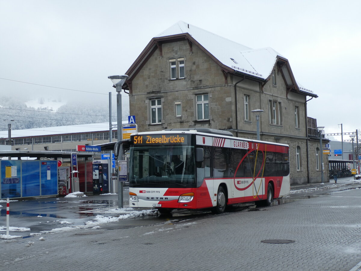 (231'975) - Niederer, Filzbach - Nr. 26/GL 348 - Setra am 10. Januar 2022 beim Bahnhof Nfels-Mollis