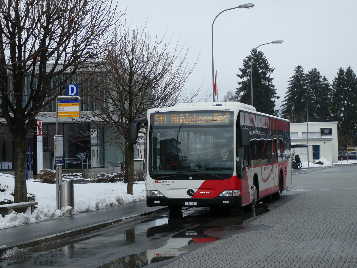 (231'980) - Niederer, Filzbach - Nr. 27/GL 41 - Mercedes am 10. Januar 2022 beim Bahnhof Nfels-Mollis