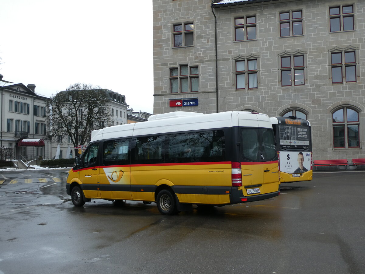 (231'988) - Niederer, Filzbach - Nr. 30/GL 29'057 - Mercedes (ex PostAuto Ostschweiz) am 10. Januar 2022 beim Bahnhof Glarus