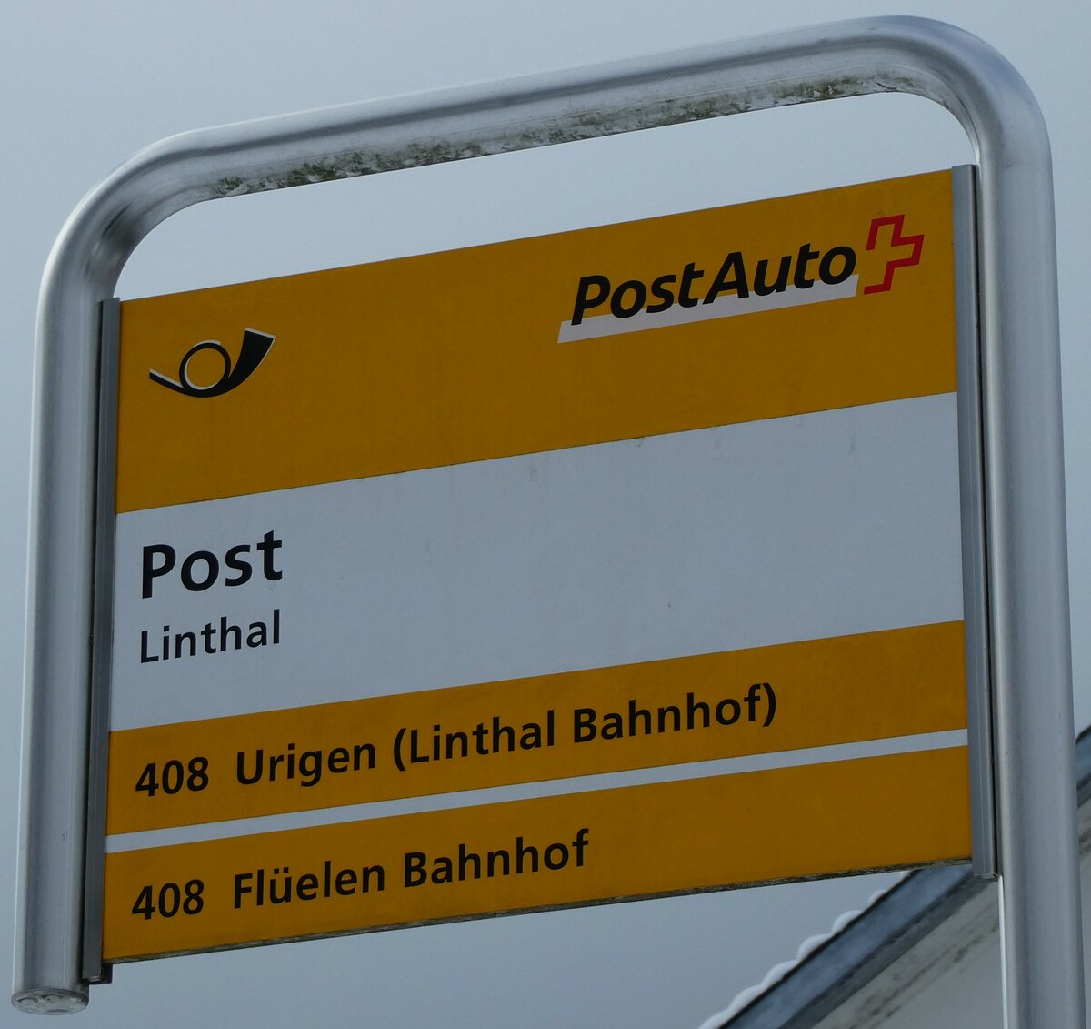 (231'992) - PostAuto-Haltestellenschild - Linthal, Post - am 10. Januar 2022