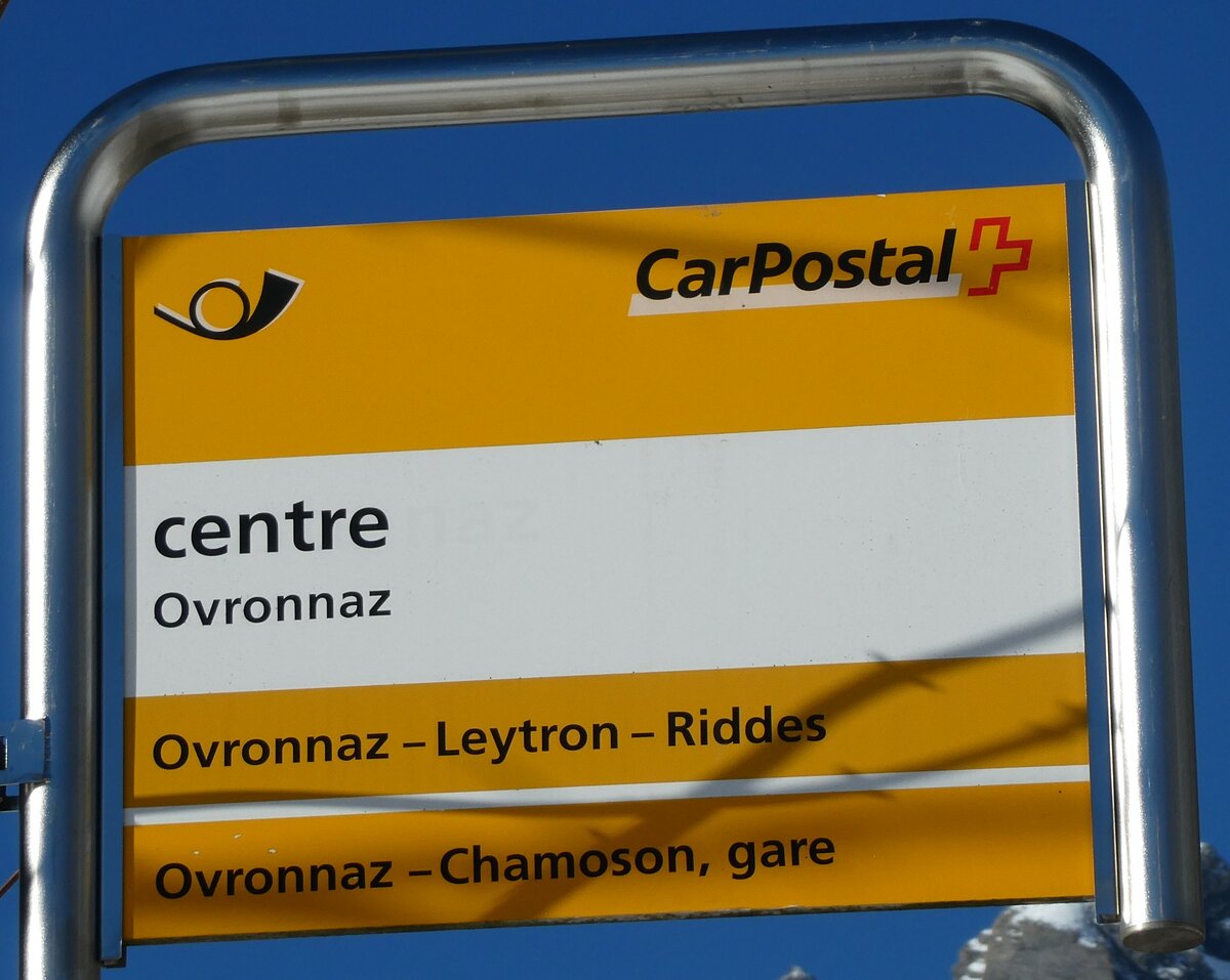 (232'090) - PostAuto-Haltestellenschild - Ovronnaz, centre - am 18. Januar 2022