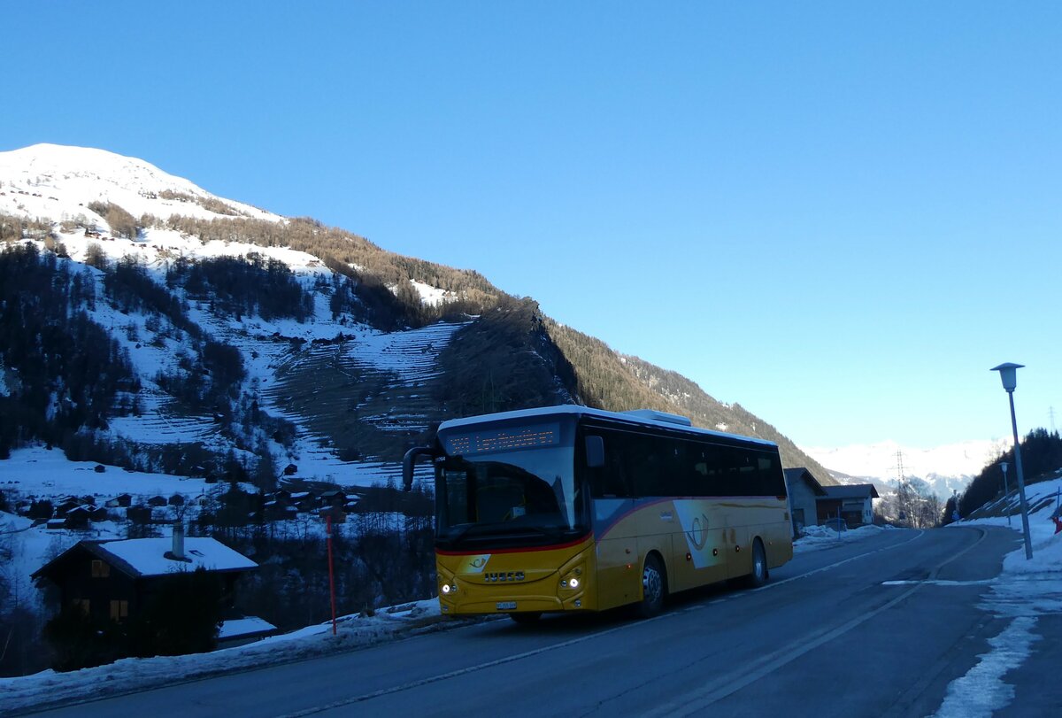 (232'171) - PostAuto Wallis - VS 355'169 - Iveco am 21. Januar 2022 in Evolne, Route de Sion