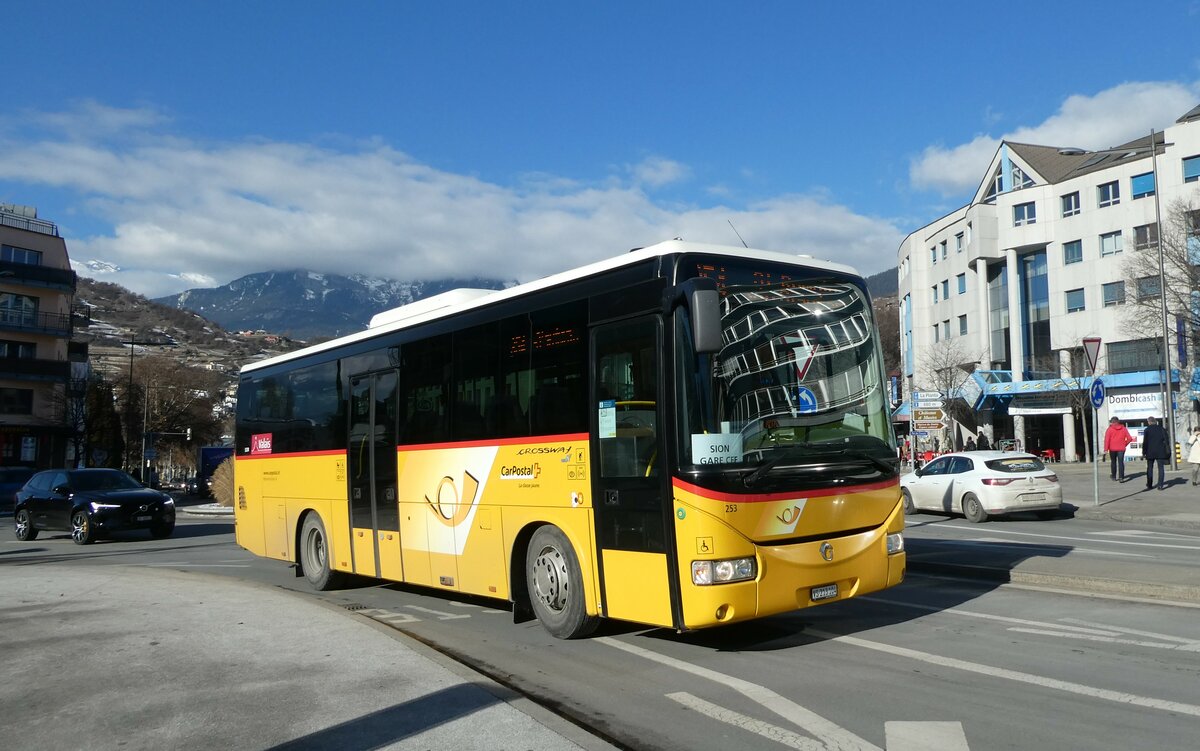 (232'214) - Buchard, Leytron - Nr. 253/VS 213'104 - Irisbus am 21. Januar 2022 beim Bahnhof Sion