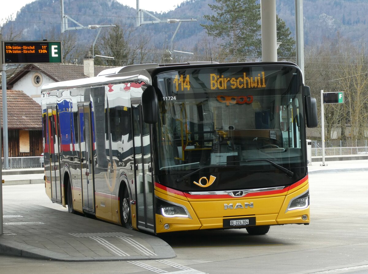 (232'680) - PostAuto Nordschweiz - BL 224'304 - MAN am 6. Februar 2022 beim Bahnhof Laufen