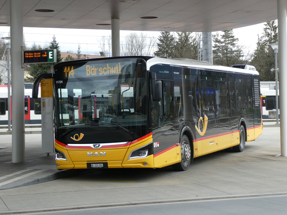(232'682) - PostAuto Nordschweiz - BL 224'304 - MAN am 6. Februar 2022 beim Bahnhof Laufen