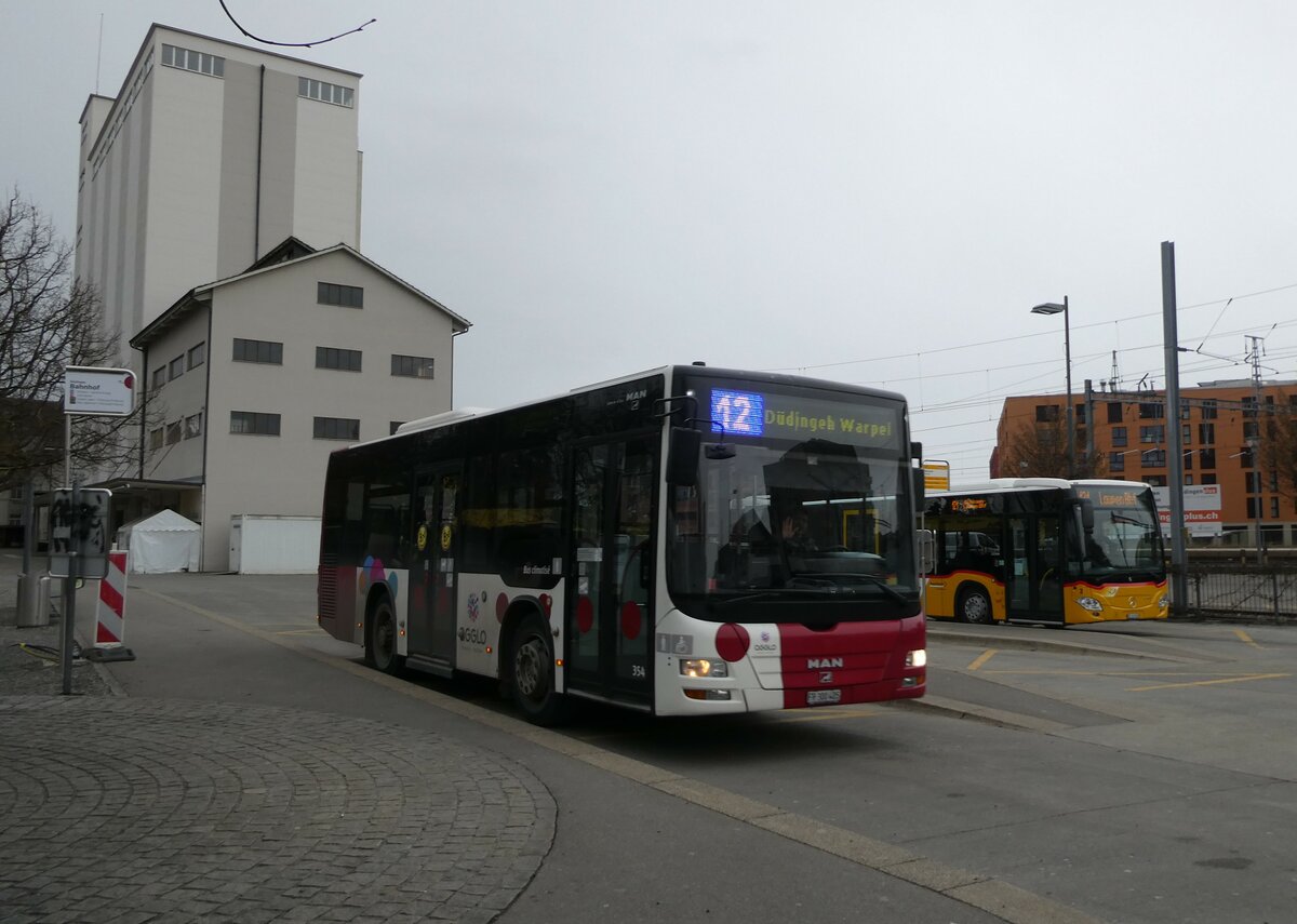 (232'733) - TPF Fribourg - Nr. 354/FR 300'405 - MAN/Gppel am 6. Februar 2022 beim Bahnhof Ddingen