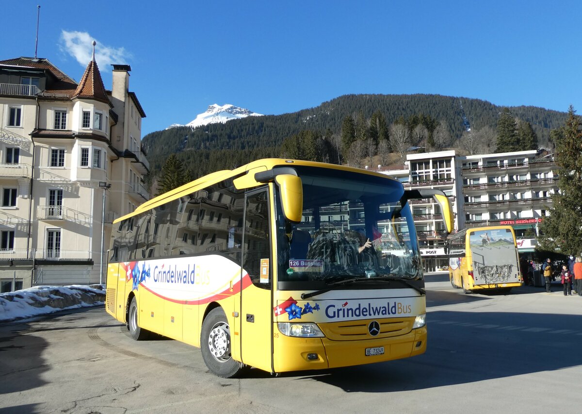 (233'301) - Grindelwaldbus, Grindelwald - Nr. 25/BE 73'249 - Mercedes am 27. Februar 2022 beim Bahnhof Grindelwald