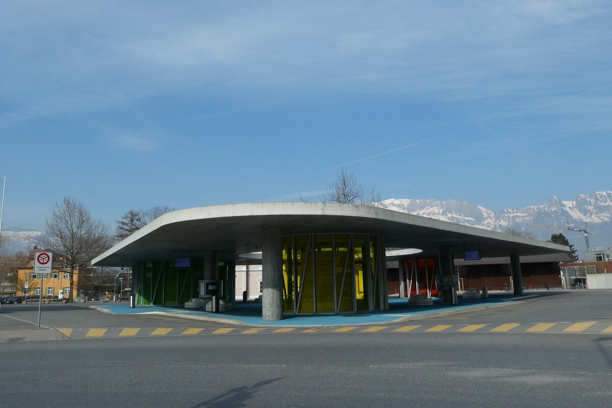 (233'528) - Liemobil-Haltestellen am 8. Mrz 2022 beim Bahnhof Schaan